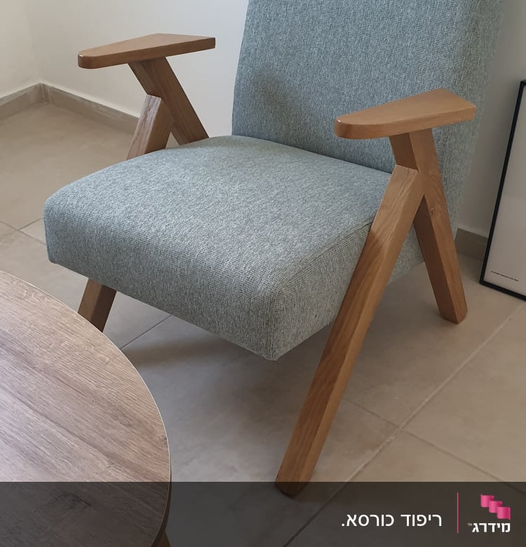 כיסא מרופד בבד אפור עם רגלי עץ